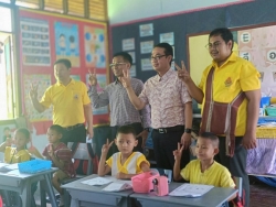 20240908135114(1).jpg - ขอขอบคุณท่านสยามรัฐ กุลประดิษฐ์  ผอ.สพป.แม่ฮ่องสอน เขต 2 พร้อมด้วยคณะผู้บริหาร เจ้าหน้าที่และบุคคลากร ที่มาเยี่ยมเยียน รวมทั้งให้กำลังใจคณะครู นักเรียน | https://maetobtai.ac.th