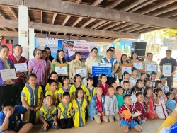 20250308095840.jpg - ขอขอบพระคุณผู้ใหญ่ใจดีจากโครงการหอบรักมาเติมฝัน ปันสุขให้เด็กแม่สะเรียงที่จัดกิจกรรมให้เด็ก ๆ ได้สนุกสนาน เลี้ยงอาหารเครื่องดื่มให้เด็กๆและบริจาคข้าวสารอาหารแห้ง ขนม นม เสื้อผ้า ของใช้  | https://maetobtai.ac.th
