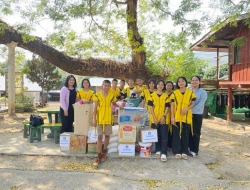 20250308095841.jpg - ขอขอบพระคุณผู้ใหญ่ใจดีจากโครงการหอบรักมาเติมฝัน ปันสุขให้เด็กแม่สะเรียงที่จัดกิจกรรมให้เด็ก ๆ ได้สนุกสนาน เลี้ยงอาหารเครื่องดื่มให้เด็กๆและบริจาคข้าวสารอาหารแห้ง ขนม นม เสื้อผ้า ของใช้  | https://maetobtai.ac.th