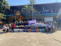20250308102339.jpg - ขอขอบคุณ บริษัท Elephant Hills ที่ให้การสนับสนุนอุปกรณ์การเรียน เครื่องแบบนักเรียน ชุดเครื่องนอน ฯลฯ ให้กับนักเรียนโรงเรียนบ้านแม่ต้อบใต้และเยี่ยมชมห้องเรียน | https://maetobtai.ac.th
