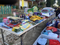 20250308102340.jpg - ขอขอบคุณ บริษัท Elephant Hills ที่ให้การสนับสนุนอุปกรณ์การเรียน เครื่องแบบนักเรียน ชุดเครื่องนอน ฯลฯ ให้กับนักเรียนโรงเรียนบ้านแม่ต้อบใต้และเยี่ยมชมห้องเรียน | https://maetobtai.ac.th