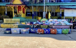 20250308102341.jpg - ขอขอบคุณ บริษัท Elephant Hills ที่ให้การสนับสนุนอุปกรณ์การเรียน เครื่องแบบนักเรียน ชุดเครื่องนอน ฯลฯ ให้กับนักเรียนโรงเรียนบ้านแม่ต้อบใต้และเยี่ยมชมห้องเรียน | https://maetobtai.ac.th