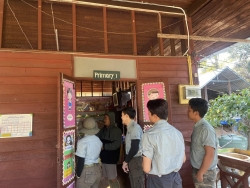 20250308102346(1).jpg - ขอขอบคุณ บริษัท Elephant Hills ที่ให้การสนับสนุนอุปกรณ์การเรียน เครื่องแบบนักเรียน ชุดเครื่องนอน ฯลฯ ให้กับนักเรียนโรงเรียนบ้านแม่ต้อบใต้และเยี่ยมชมห้องเรียน | https://maetobtai.ac.th