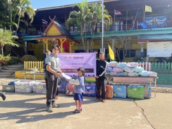 20250308102348(1).jpg - ขอขอบคุณ บริษัท Elephant Hills ที่ให้การสนับสนุนอุปกรณ์การเรียน เครื่องแบบนักเรียน ชุดเครื่องนอน ฯลฯ ให้กับนักเรียนโรงเรียนบ้านแม่ต้อบใต้และเยี่ยมชมห้องเรียน | https://maetobtai.ac.th