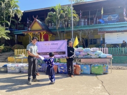 20250308102348.jpg - ขอขอบคุณ บริษัท Elephant Hills ที่ให้การสนับสนุนอุปกรณ์การเรียน เครื่องแบบนักเรียน ชุดเครื่องนอน ฯลฯ ให้กับนักเรียนโรงเรียนบ้านแม่ต้อบใต้และเยี่ยมชมห้องเรียน | https://maetobtai.ac.th