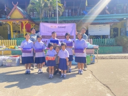 20250308102349.jpg - ขอขอบคุณ บริษัท Elephant Hills ที่ให้การสนับสนุนอุปกรณ์การเรียน เครื่องแบบนักเรียน ชุดเครื่องนอน ฯลฯ ให้กับนักเรียนโรงเรียนบ้านแม่ต้อบใต้และเยี่ยมชมห้องเรียน | https://maetobtai.ac.th