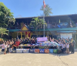 20250308102350.jpg - ขอขอบคุณ บริษัท Elephant Hills ที่ให้การสนับสนุนอุปกรณ์การเรียน เครื่องแบบนักเรียน ชุดเครื่องนอน ฯลฯ ให้กับนักเรียนโรงเรียนบ้านแม่ต้อบใต้และเยี่ยมชมห้องเรียน | https://maetobtai.ac.th