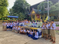 20250308131555.jpg - ขอขอบพระคุณ คุณครูกรรณิกา ชัยบุตร (คุณครูยายกรรณ) ได้เลี้ยงขนมจีน ผลไม้ และขนม ให้กับเด็กนักเรียนโรงเรียนบ้านแม่ต้อบใต้ เนื่องในโอกาสวันคล้ายวันเกิดครบรอบ 87 ปี  | https://maetobtai.ac.th