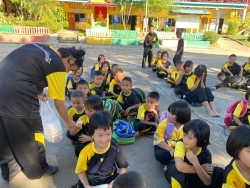 20250308133901.jpg - กราบขอบพระคุณ พระครูใบฎีกาสุมิตร ถิรวิริโย ทาอ้าย ที่เมตตาเลี้ยงไอศกรีม ให้กับเด็กนักเรียนโรงเรียนบ้านแม่ต้อบใต้ | https://maetobtai.ac.th