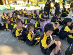 20250308133902(1).jpg - กราบขอบพระคุณ พระครูใบฎีกาสุมิตร ถิรวิริโย ทาอ้าย ที่เมตตาเลี้ยงไอศกรีม ให้กับเด็กนักเรียนโรงเรียนบ้านแม่ต้อบใต้ | https://maetobtai.ac.th
