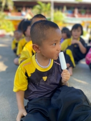 20250308133903.jpg - กราบขอบพระคุณ พระครูใบฎีกาสุมิตร ถิรวิริโย ทาอ้าย ที่เมตตาเลี้ยงไอศกรีม ให้กับเด็กนักเรียนโรงเรียนบ้านแม่ต้อบใต้ | https://maetobtai.ac.th