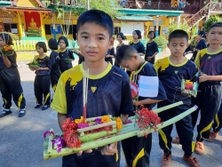 20250308134530(1).jpg - กิจกรรมวันลอยกระทง ประจำปีการศึกษา 2567 โดยมีวัตถุประสงค์เพื่อเป็นการส่งเสริมให้นักเรียนได้เรียนรู้ ได้ตระหนักและเห็นคุณค่าของวัฒนธรรม ประเพณี  | https://maetobtai.ac.th