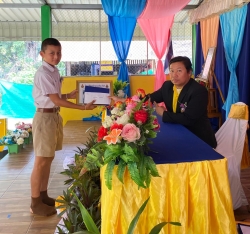 20240629053212(3).jpg - นายประหยัด นิลมล ผู้อำนวยการโรงเรียนบ้านแม่ต้อบใต้เป็นประธานในพิธีและกล่าวให้โอวาทแก่นักเรียนชั้นประถมศึกษาปีที่ 6 ที่สำเร็จการศึกษา ในกิจกรรมปัจฉิมนิเทศปีการศึกษา 2566 | https://maetobtai.ac.th