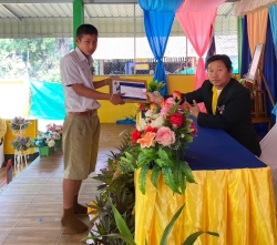 20240629053212.jpg - นายประหยัด นิลมล ผู้อำนวยการโรงเรียนบ้านแม่ต้อบใต้เป็นประธานในพิธีและกล่าวให้โอวาทแก่นักเรียนชั้นประถมศึกษาปีที่ 6 ที่สำเร็จการศึกษา ในกิจกรรมปัจฉิมนิเทศปีการศึกษา 2566 | https://maetobtai.ac.th