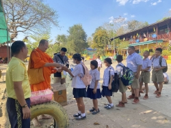 20240629054152(1).jpg - โรงเรียนบ้านแม่ต้อบใต้ กราบขอบพระคุณ พระครูใบฎีกาสุมิตร ถิรวิริโย ทาอ้าย ที่เมตตาเลี้ยงขนม/ลูกชิ้น ให้กับนักเรียนโรงเรียนบ้านแม่ต้อบใต้ | https://maetobtai.ac.th