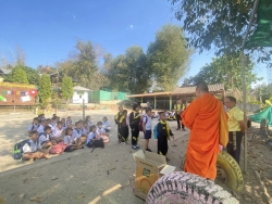 20240629054152.jpg - โรงเรียนบ้านแม่ต้อบใต้ กราบขอบพระคุณ พระครูใบฎีกาสุมิตร ถิรวิริโย ทาอ้าย ที่เมตตาเลี้ยงขนม/ลูกชิ้น ให้กับนักเรียนโรงเรียนบ้านแม่ต้อบใต้ | https://maetobtai.ac.th