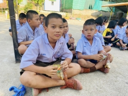 20240629054153.jpg - โรงเรียนบ้านแม่ต้อบใต้ กราบขอบพระคุณ พระครูใบฎีกาสุมิตร ถิรวิริโย ทาอ้าย ที่เมตตาเลี้ยงขนม/ลูกชิ้น ให้กับนักเรียนโรงเรียนบ้านแม่ต้อบใต้ | https://maetobtai.ac.th