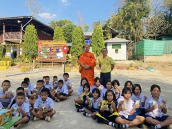 20240629054154(2).jpg - โรงเรียนบ้านแม่ต้อบใต้ กราบขอบพระคุณ พระครูใบฎีกาสุมิตร ถิรวิริโย ทาอ้าย ที่เมตตาเลี้ยงขนม/ลูกชิ้น ให้กับนักเรียนโรงเรียนบ้านแม่ต้อบใต้ | https://maetobtai.ac.th