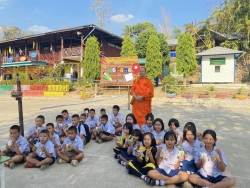 20240629054154.jpg - โรงเรียนบ้านแม่ต้อบใต้ กราบขอบพระคุณ พระครูใบฎีกาสุมิตร ถิรวิริโย ทาอ้าย ที่เมตตาเลี้ยงขนม/ลูกชิ้น ให้กับนักเรียนโรงเรียนบ้านแม่ต้อบใต้ | https://maetobtai.ac.th